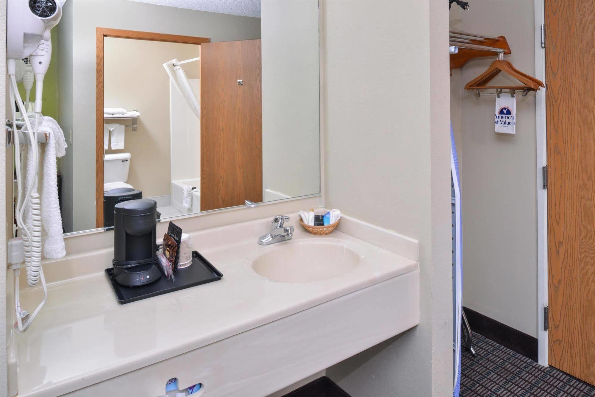 Regency Inn Geneseo Il I-80 Eksteriør bilde